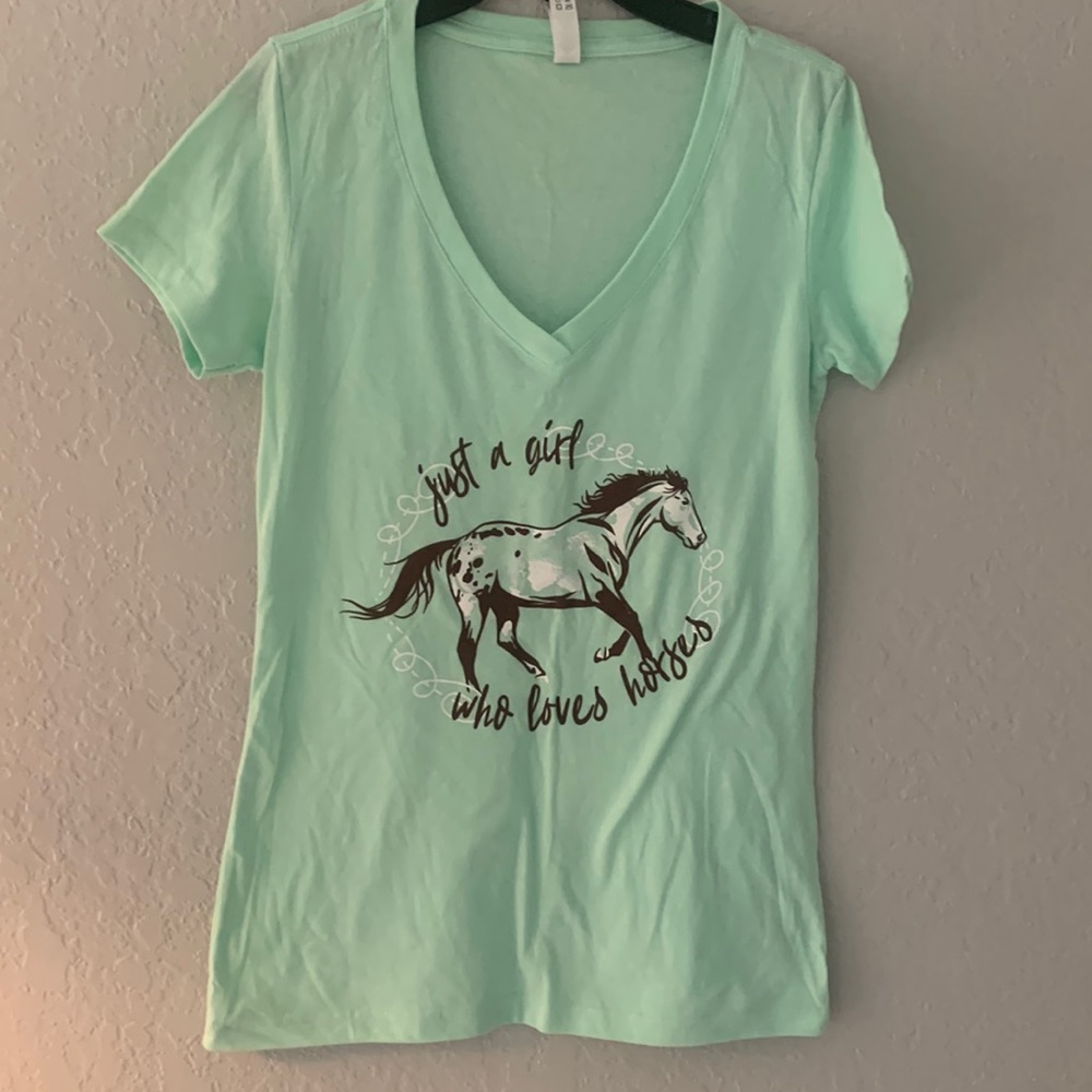 Like new, V- neck t-shirt size small